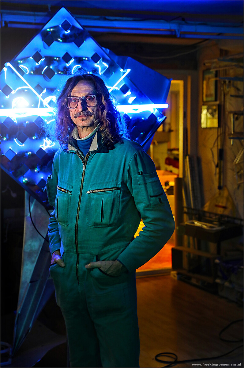 Portret in een werkplaats met neonlicht