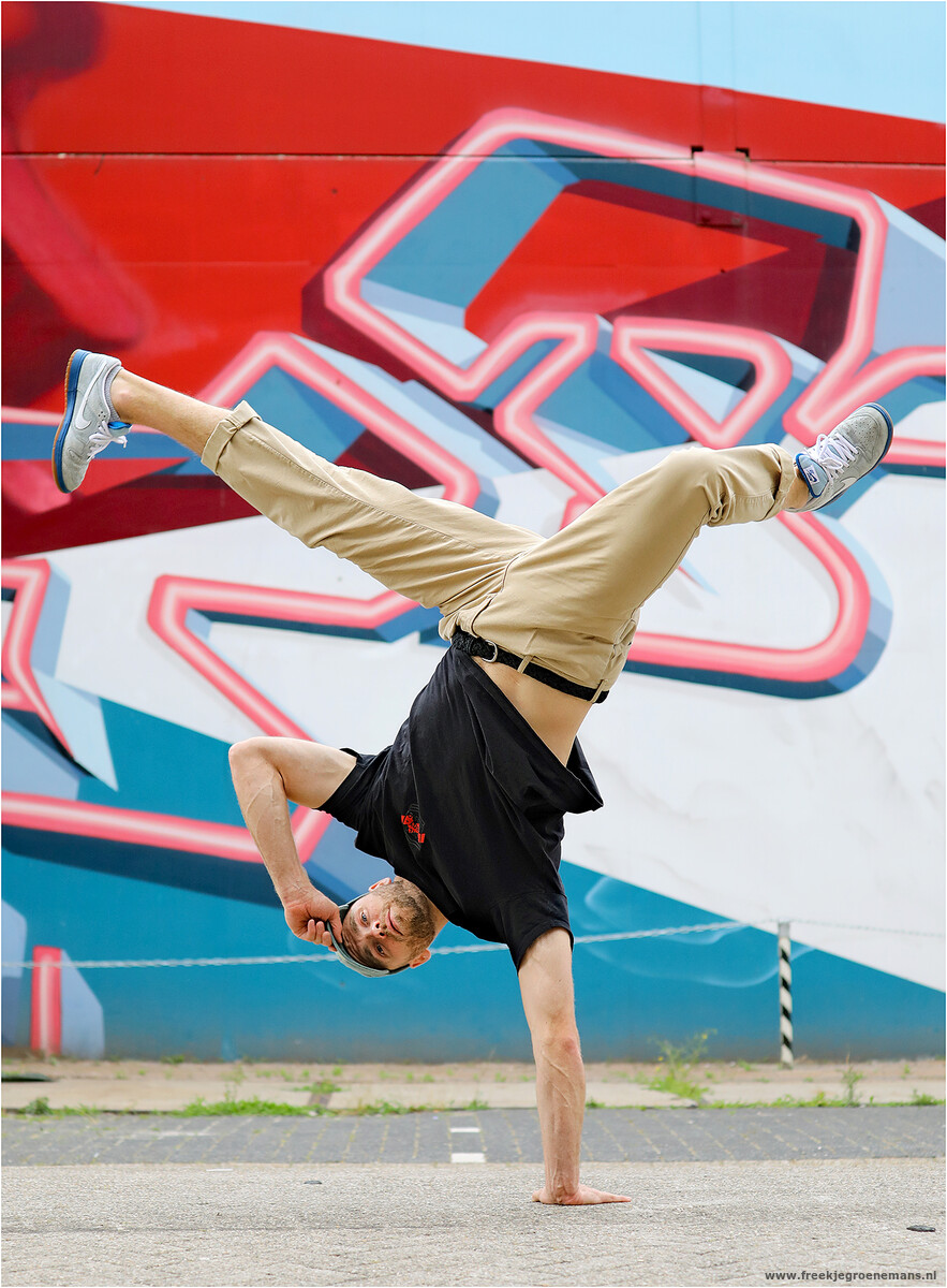 Breakdancer voor een graffitimuur