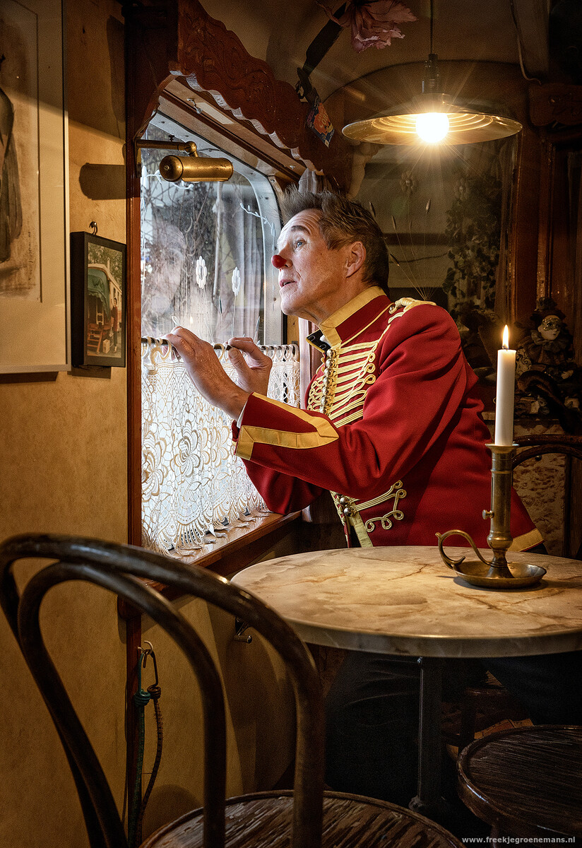 Portret van een artiest in een sfeervol interieur